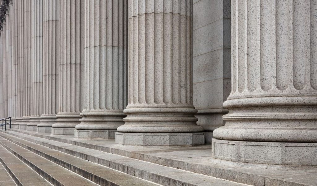 marches devant un palais de Justice